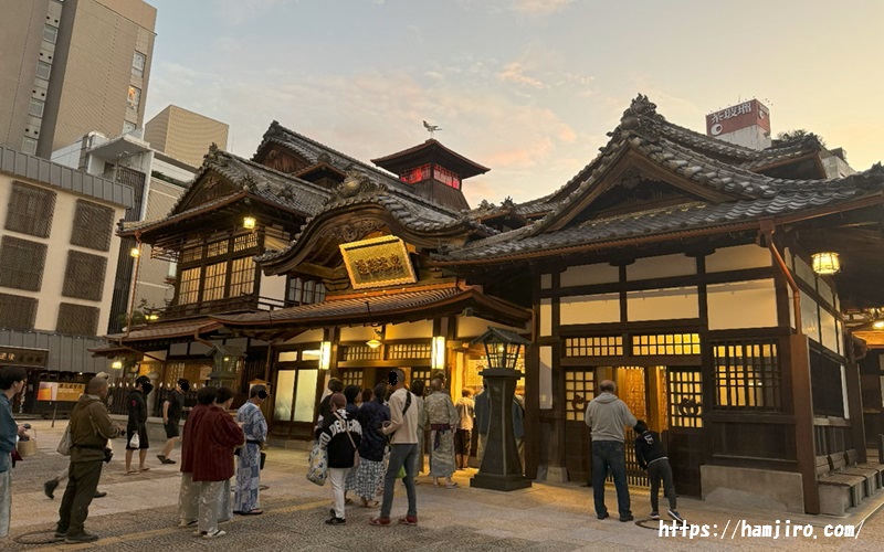 人だかりの道後温泉本館入口