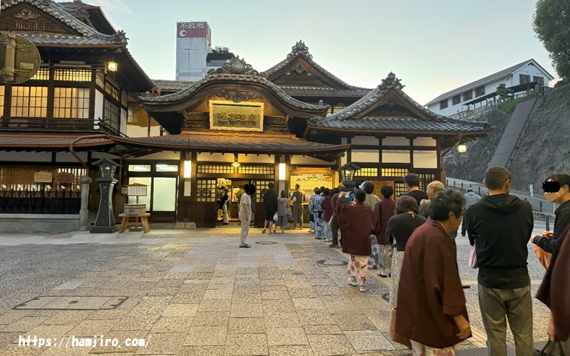 道後温泉本館営業開始前の行列