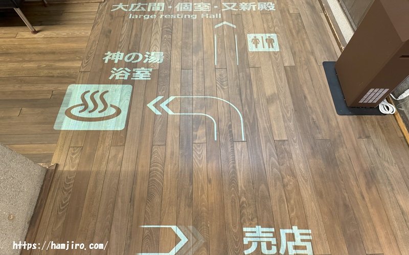 廊下足元に映し出されているプロジェクトマッピング