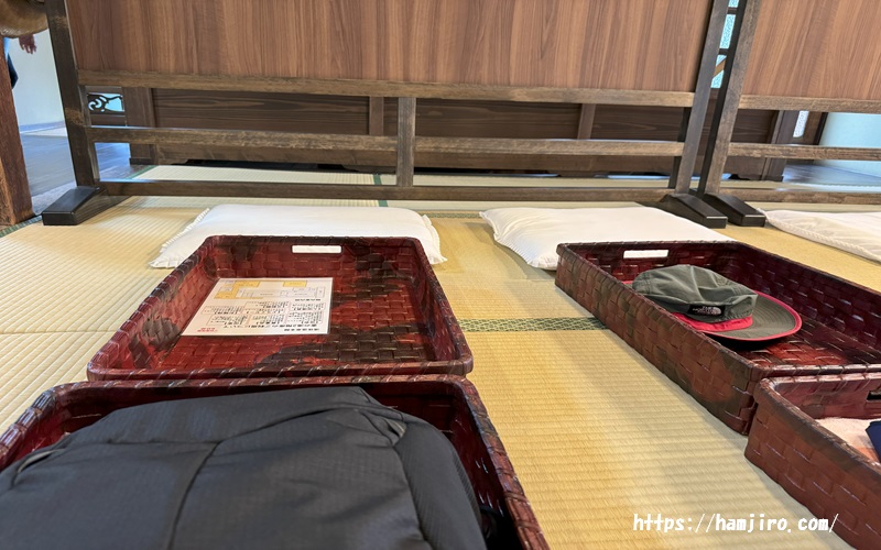 荷物を置く赤色籠