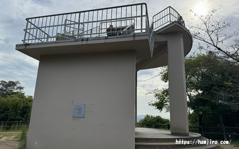 コンクリート2階建ての展望台