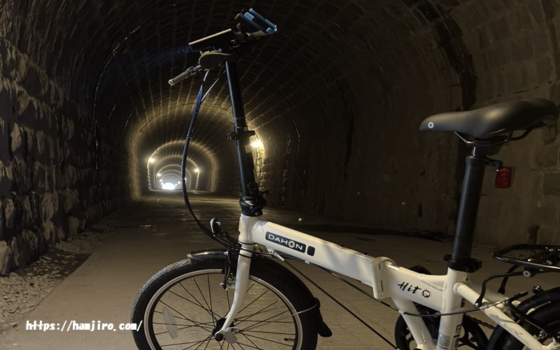 薄暗いトンネル内の様子