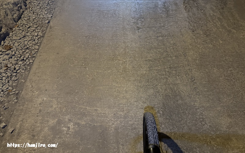 トンネル内の舗装されている足元