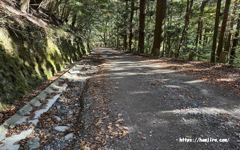 未舗装の砂利道