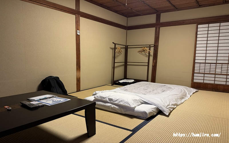 布団が敷いてある桐の畳部屋