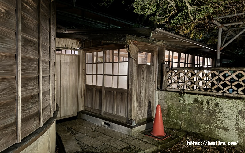 貸切風呂の木造建物