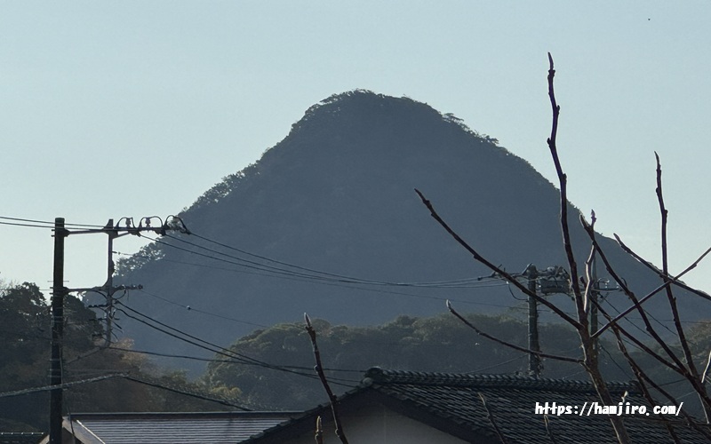 空に突き出している形の下田富士