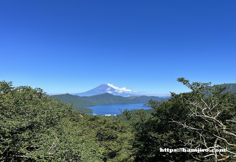芦ノ湖の向こうに見える富士山