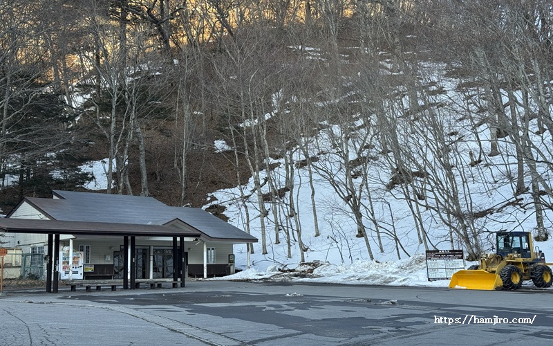 冠雪期の女夫渕駐車場ロータリー