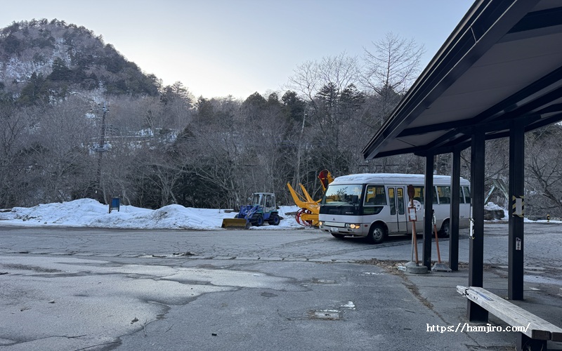 ロータリーに加仁湯送迎バスが来る様子