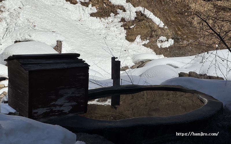 大岩をくりぬいた様な形のカモシカの湯