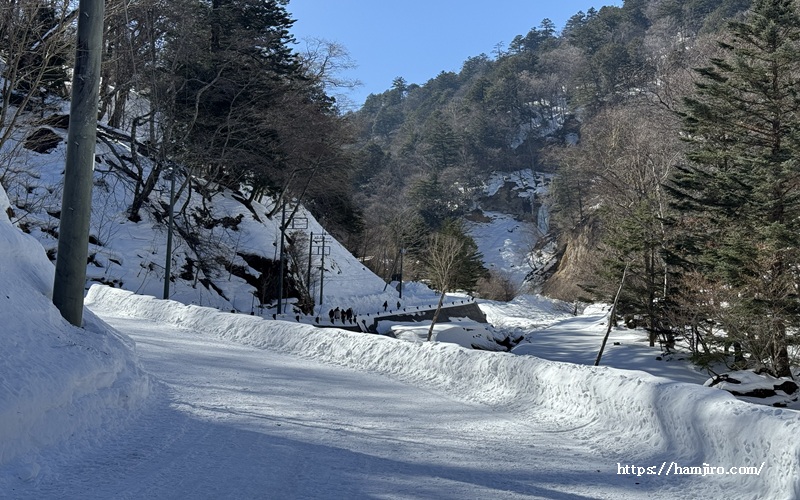 山あいにある雪道の林道