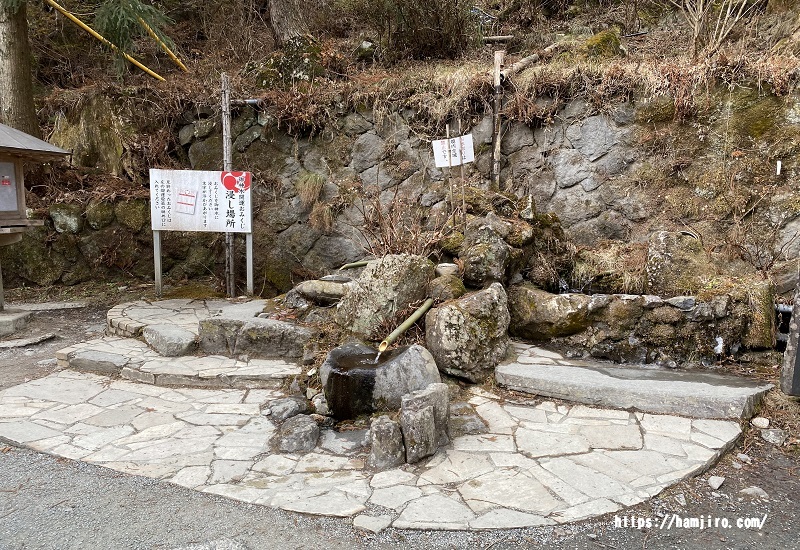 岩で出来ている水神楽