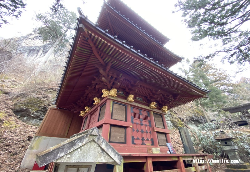 朱色が印象的な三重塔