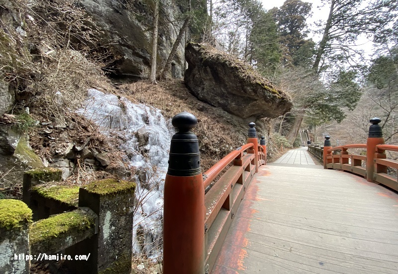 色褪せた朱色の神橋