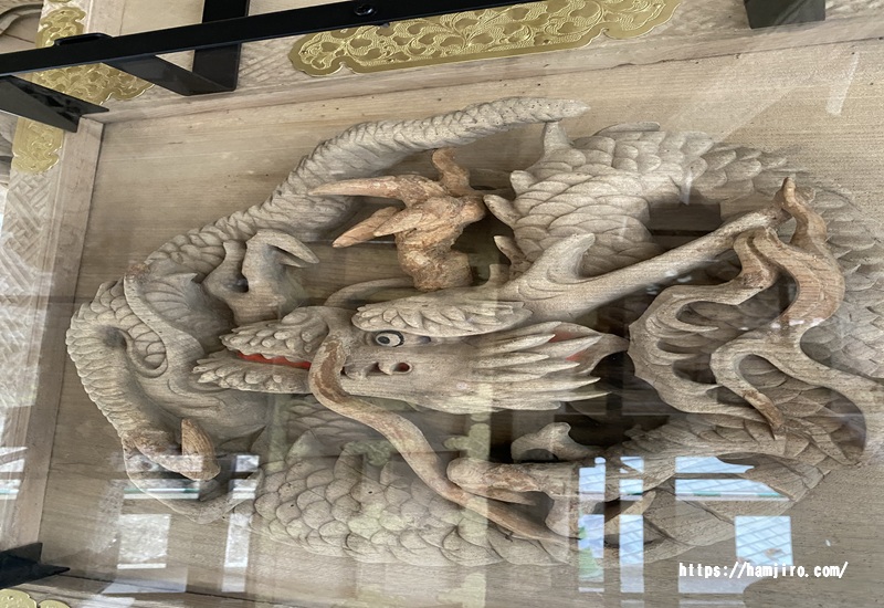 木製の龍の彫刻