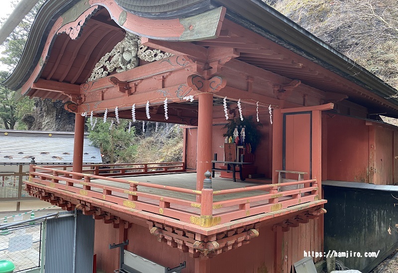 人の背丈以上の高さの神楽殿