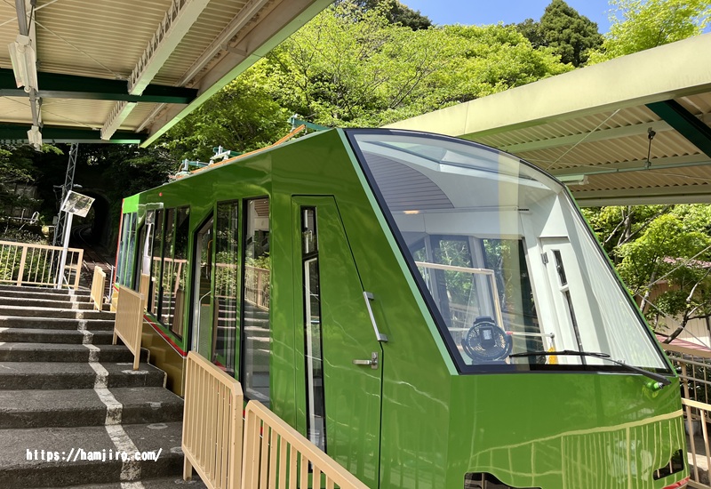 緑の車体の大山ケーブルカー