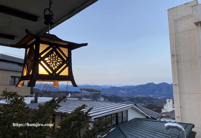 縁側から見える山々の景色