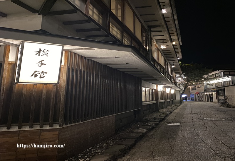暖色系の明かりが落ち着く夜の横手館の外観