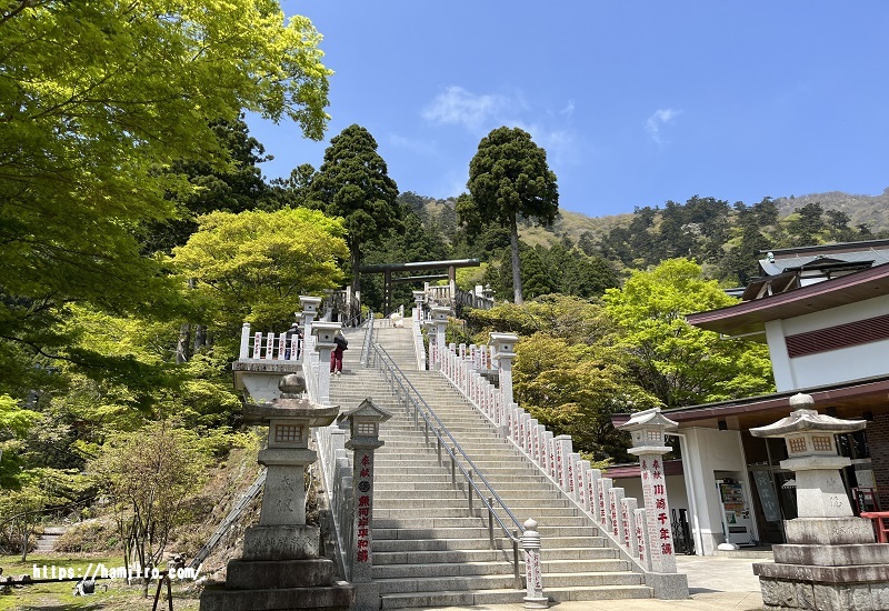 白い御影石の階段
