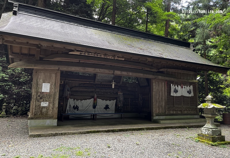 軍刀利神社境内にある額殿