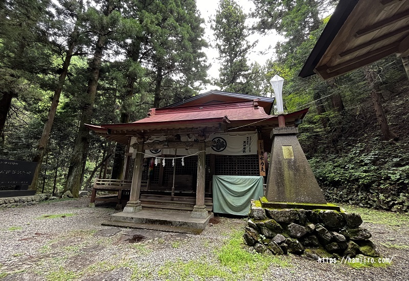 軍刀利神社境内