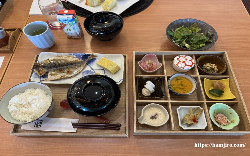色鮮やかな九種類の小鉢が並ぶ上品な御膳