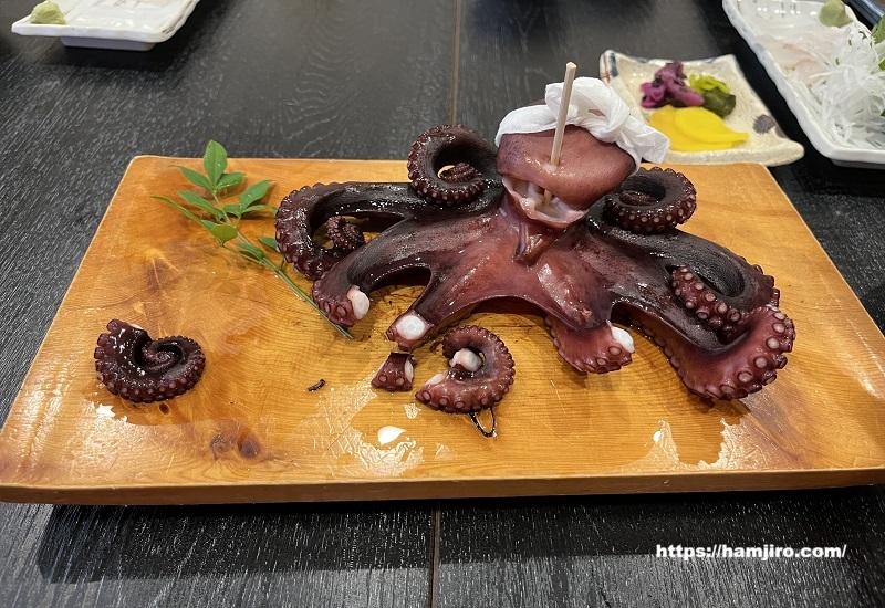 丸ごと一匹のタコ