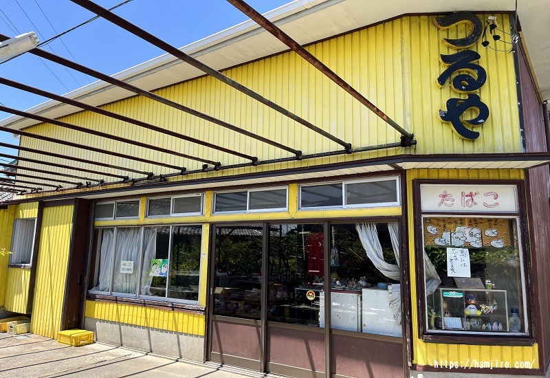 黄色い壁の商店つるや