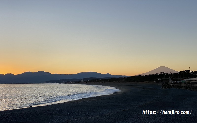 夕暮れの照ヶ崎海岸と富士