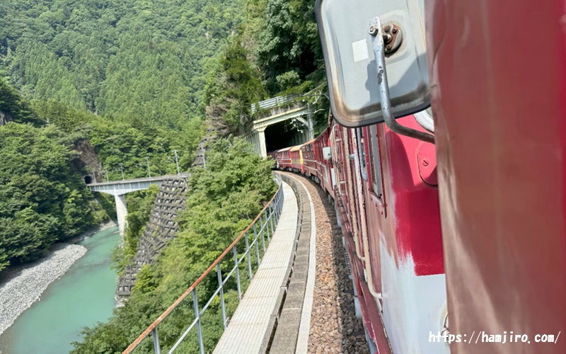 急勾配を登るアプト式電気機関車