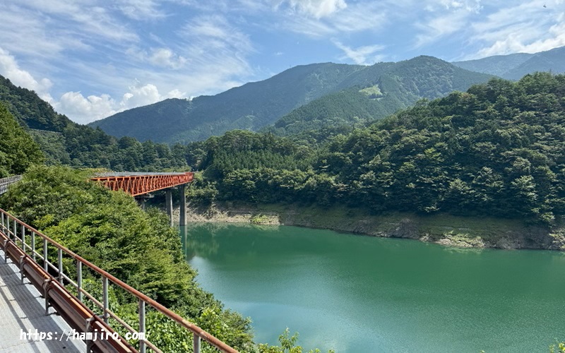 赤い鉄橋と湖
