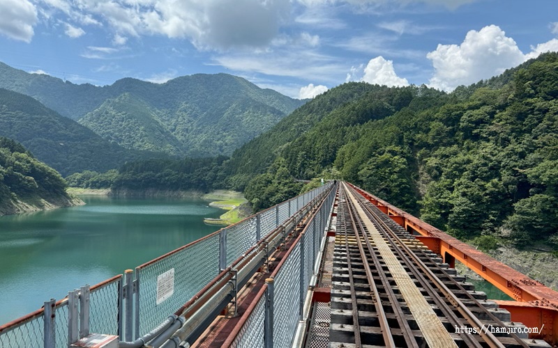 鉄橋と山と空