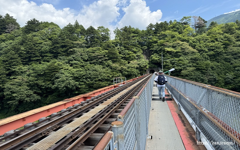 鉄橋沿いの歩道エリア