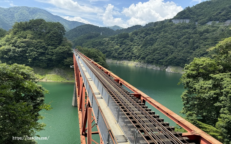 エメラルドグリーンの湖にある鉄橋