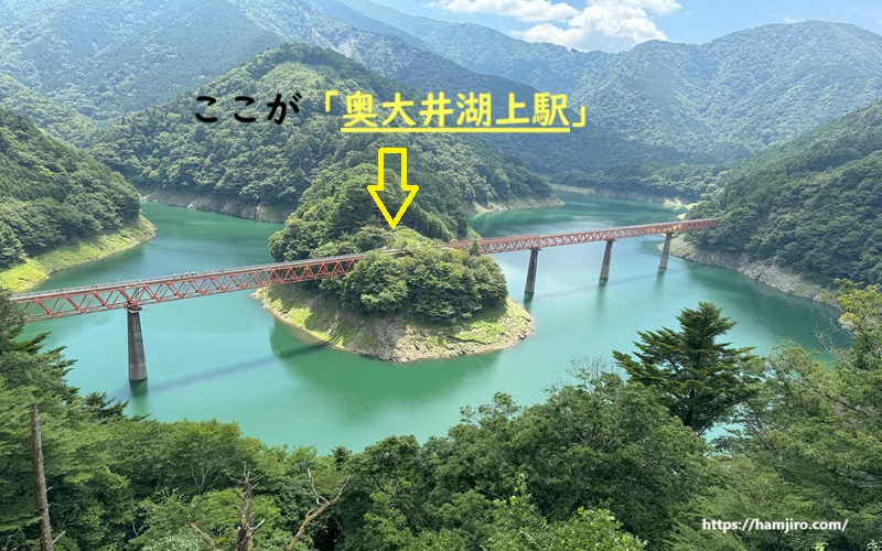 エメラルドグリーンの湖浮かぶ奥大井湖上駅