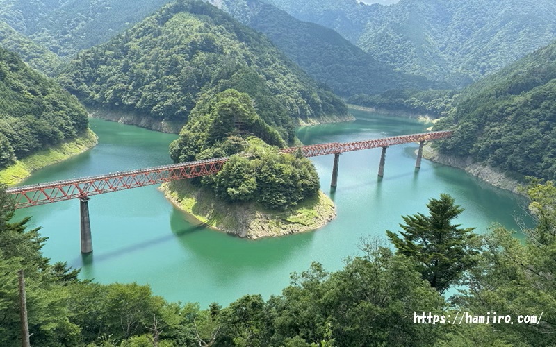 エメラルドグリーンの湖に浮かぶ奥大井湖上駅の絶景
