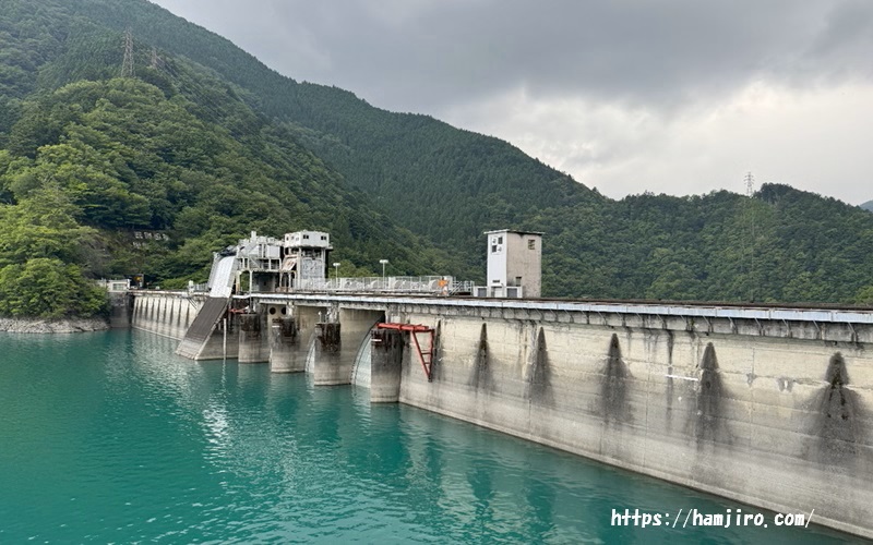 エメラルドグリーン色の井川ダム湖