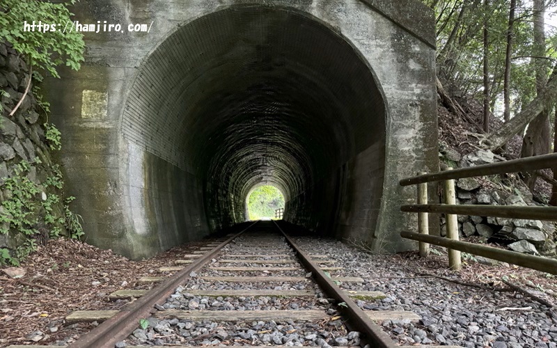 廃線小路にあるトンネル