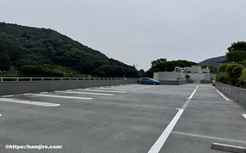 箱根町役場中段駐車場の駐車場内の様子