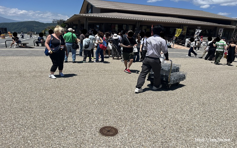 黒たまご館前の人だかり