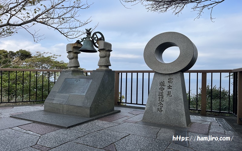 金の鐘と記念碑