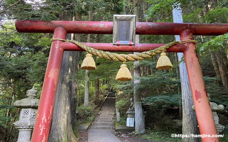 長い年月を感じさせる風合いの鳥居