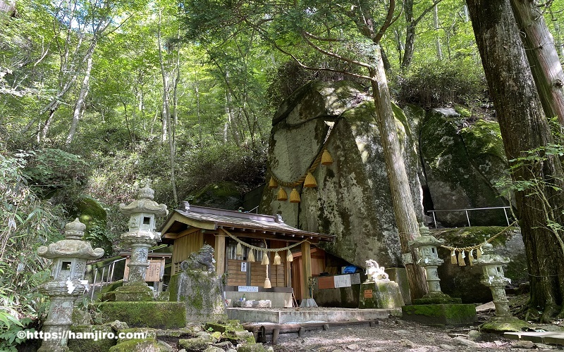 森の奥に静かに佇む石割神社