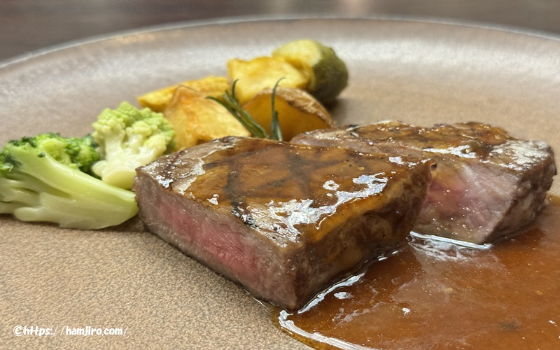ミディアムレアの牛ロース肉