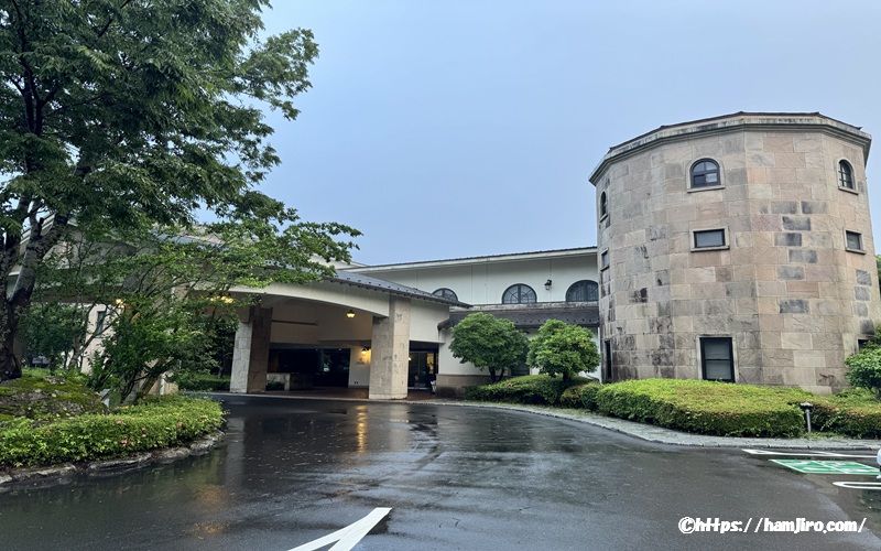 レンガ造りの古城の様なホテルの外観