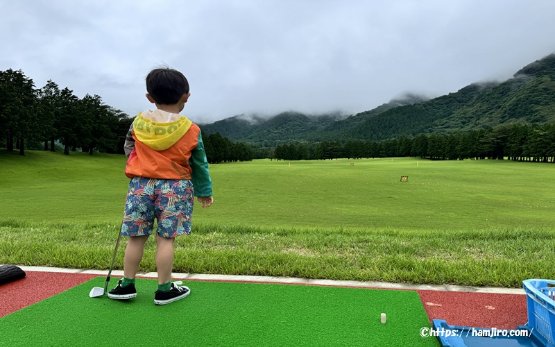 ゴルフ練習場での子供