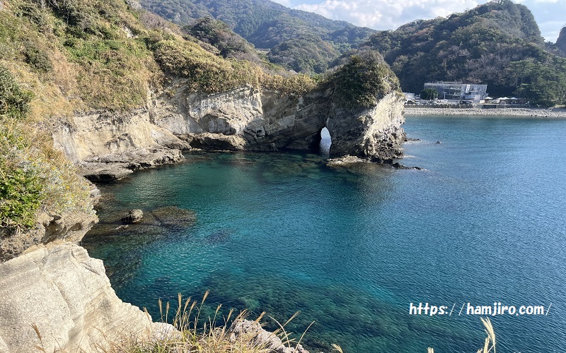 エメラルドグリーンの海と入り江
