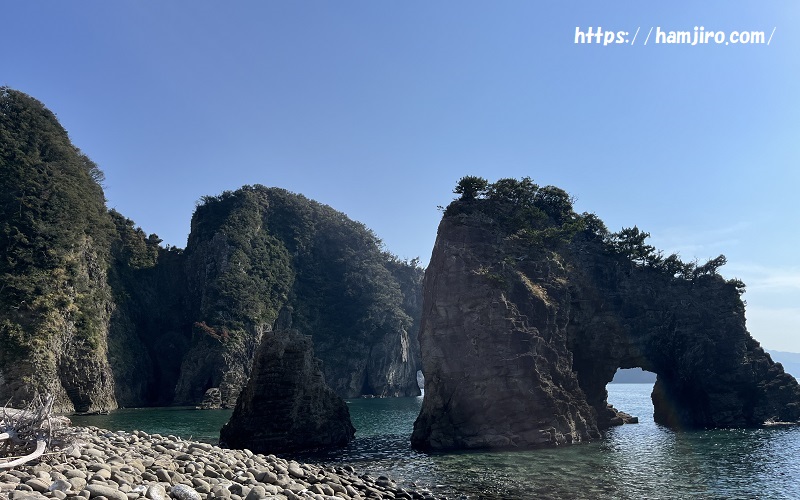 海岸にある岩脈群